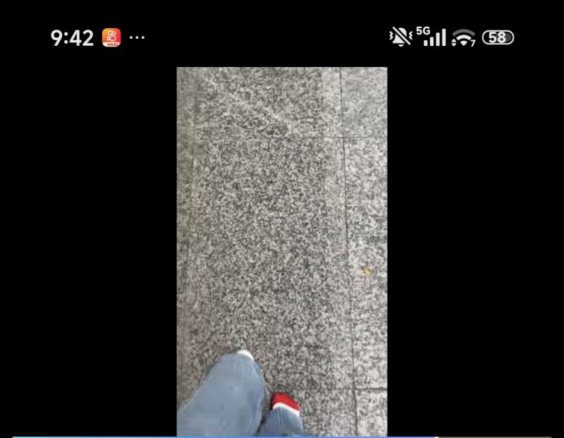 女生只穿一只鞋和可爱袜子走路-Messy艺术社