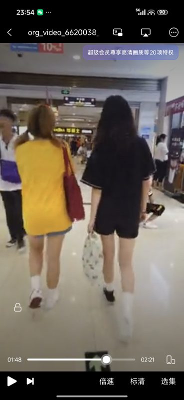 一对女生只穿一只鞋走路-Messy艺术社